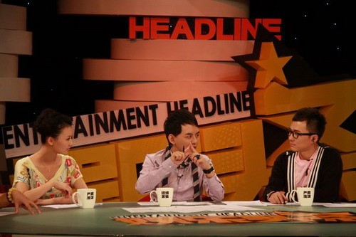 《娱乐头条》名嘴讨论揭秘明星背后的<a target=