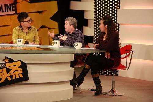 《娱乐头条》名嘴讨论揭秘明星背后的<a target=