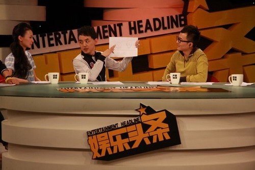 《娱乐头条》名嘴讨论揭秘明星背后的<a target=