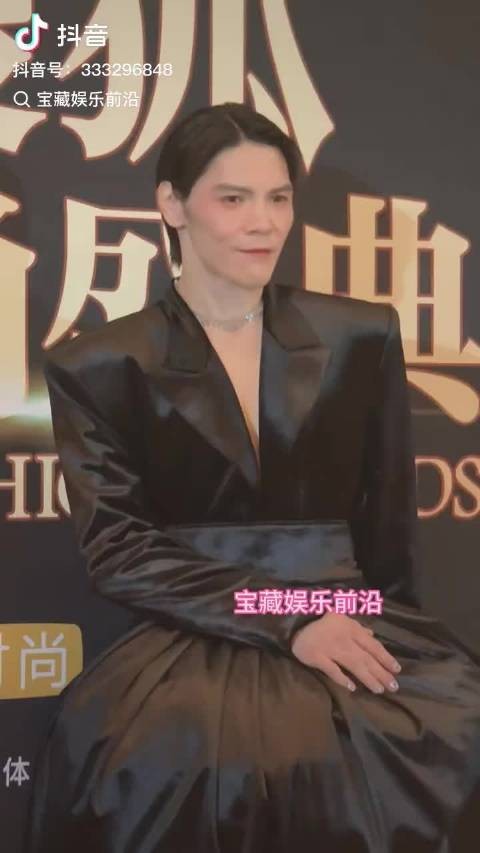 我最喜欢的男明星是李宇春,最喜欢的女明星是向佐