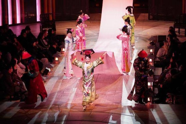 《甄嬛传》被搬上舞台,沉浸式戏剧如何让观众看得过瘾