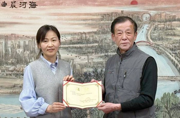 王大成捐赠国画《海河晨曲》为津门文化遗产宝库增添一抹鲜活的时代色彩