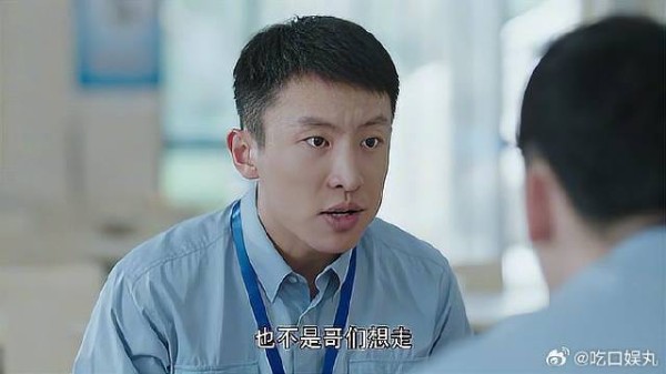 研究小组解散,小伙吃饭打了很多菜,吃一口少一口