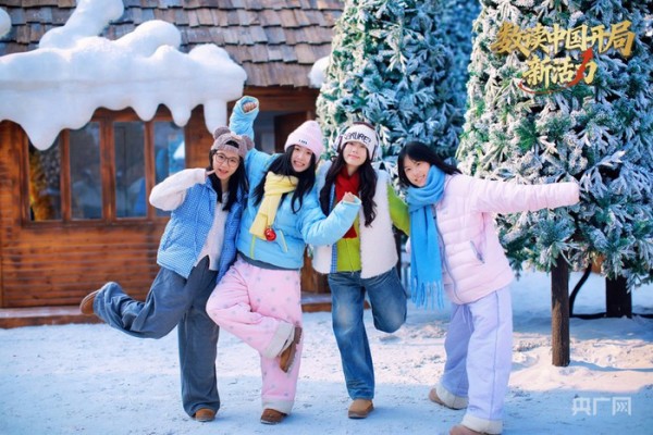 游客在宝泉旅游区拍照打卡（央广网发 宝泉旅游区供图）