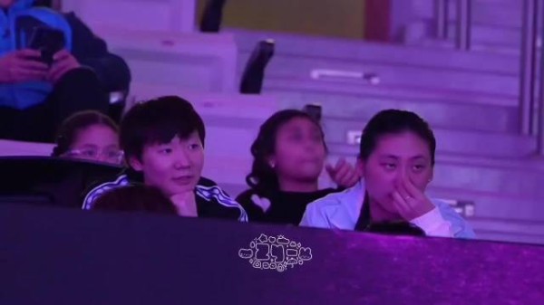 王曼昱多哈冠军赛昨晚观赛，笑的很开心，好好休息，下一个赛场见