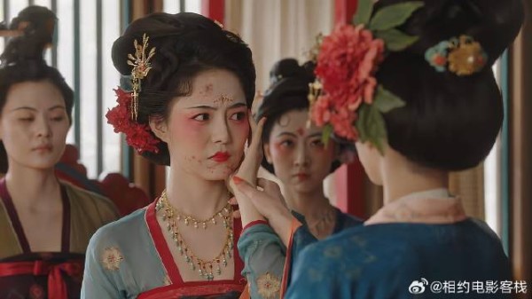 舞姬脸上过敏长痘,牡丹检查妆粉后,秒懂其中原因!