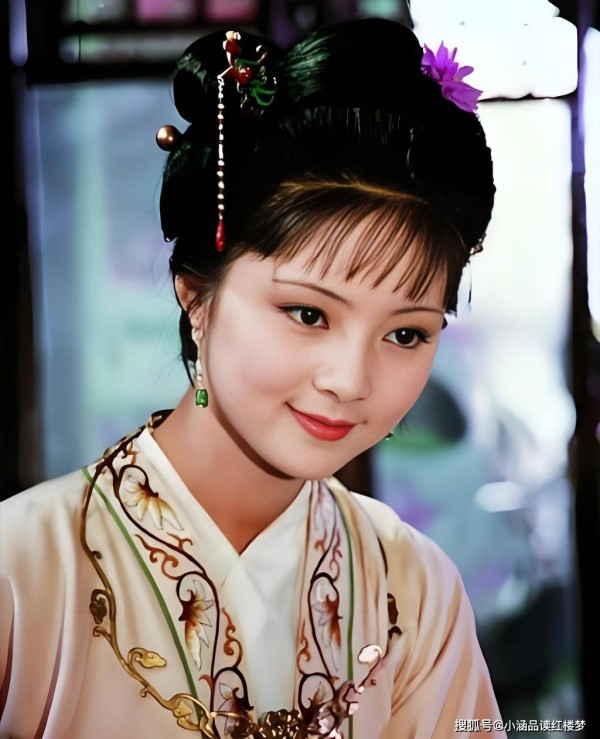 薛宝钗平时大门不出,二门不迈,贾琏的小厮怎么看到她的模样?三种偷看方式,让人防不胜防