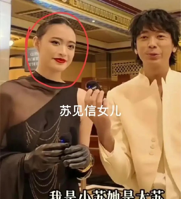 神秘海浪KYe9x：内娱彻底世袭制了！
 
可偏偏有些星二代，享受着捷径的红利，
 
却容不得观众说半句不好…说丑还破防
 
一大批连名字都叫不出来的星二代，
 
正扎堆横扫内娱！
 
其实说到明星二代扎堆，身边不少人都能举出例子。从演艺圈到音乐界，不少新面孔其实就是老面孔的孩子。现在的内娱，明里暗里有种“谁家有资源谁最红”的气氛。你别说，这种现象不只是让普通人“望而却步”，连很多资深演员都感觉压...