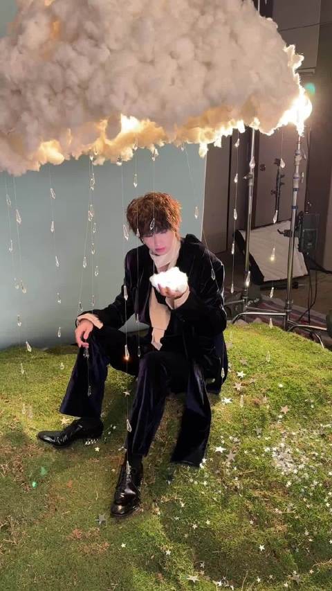 在（伪）蓝天白云和草地上的蓝丝绒诺！ 周末结束啦，晚安哦！ AG超玩会