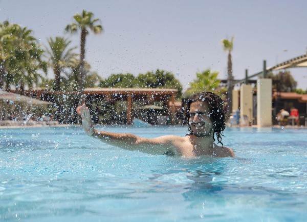 当镜头刻意对准泳池里的敏感部位：网红经济下的道德失守与青少年保护困局