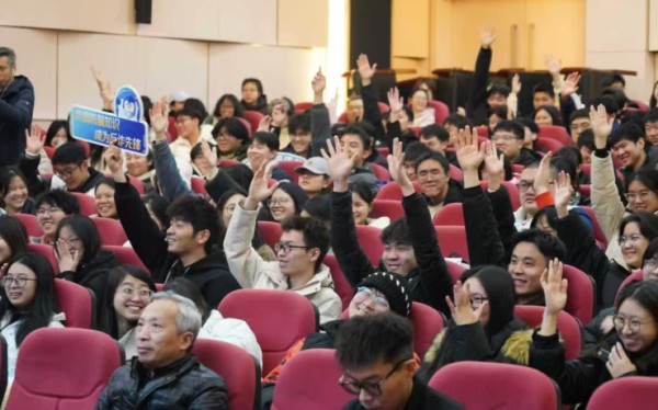 当反诈遇上“脱口秀”:重庆校园上演反诈课堂