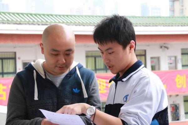 老师辅导学员中