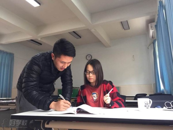 老师耐心指导学员中