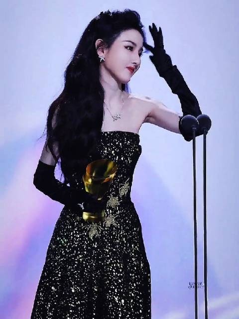 宋祖儿黑金礼裙亮相领奖，精湛演技获人气演员殊荣