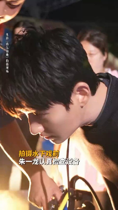 朱一龙潜水花絮曝光，戏外阳光开朗反差大