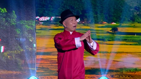 欢乐喜剧人：张浩一身大褂在线模仿郭德纲，桃心头造型逗乐众人！