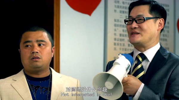 就是闹着玩的：村民举办相亲节目，女嘉宾用手电筒亮灯，下秒尴尬