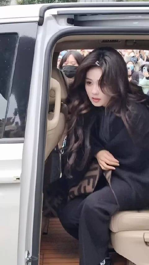 白鹿好六上班路透!长卷发➕披肩 好高贵优雅好美