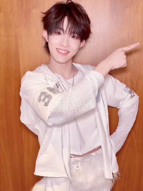 苏新皓19岁生日，粉丝祝福舞台继续闪耀