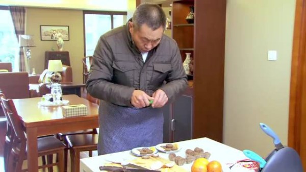 邻居也疯狂：大爷偷偷放芥末整大妈，哪料大妈偷梁换柱，整得大爷苦不堪言！