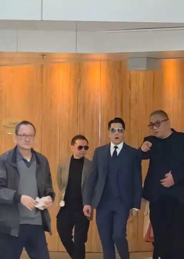 郭富城到达香港，方媛带两个女儿接爸爸，两个女儿非常可爱漂亮！