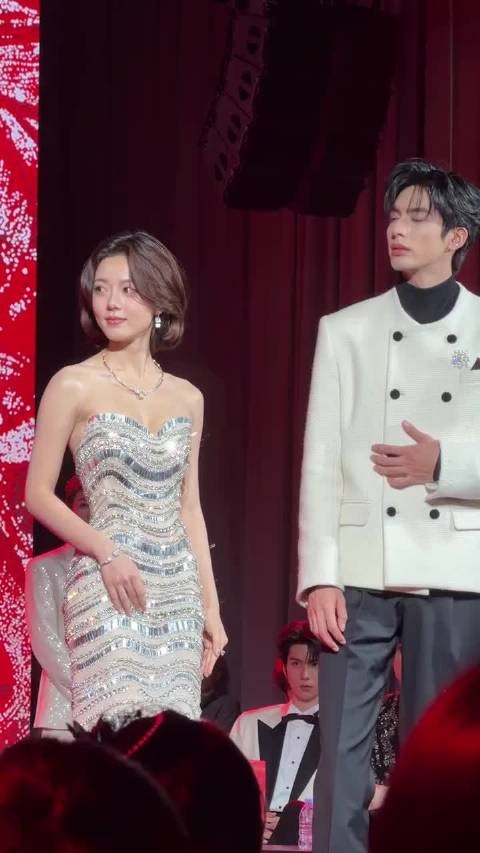 我被这两个人般配的说不出话，好喜欢他们两个人啊