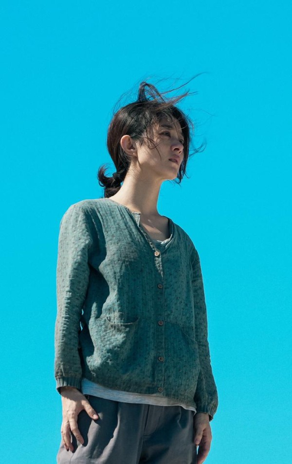 赵丽颖演活了《二十条》！从日常穿搭，看出明星的时尚感