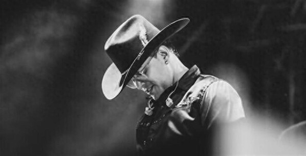 34岁流行乐天王「空难身亡」！　经纪人同机也罹难