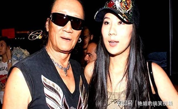 豁出去了、自曝私密事的Coco，没给89岁的谢贤留一点体面