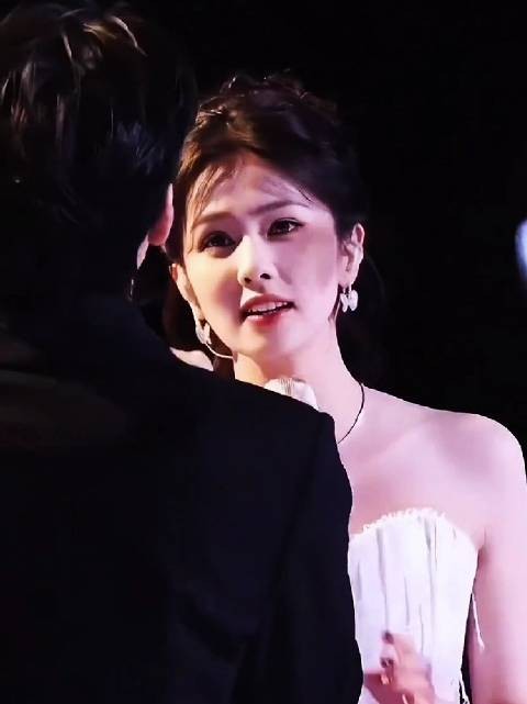 白鹿曾舜晞同台合唱，白色抹胸裙亮片西装默契对唱