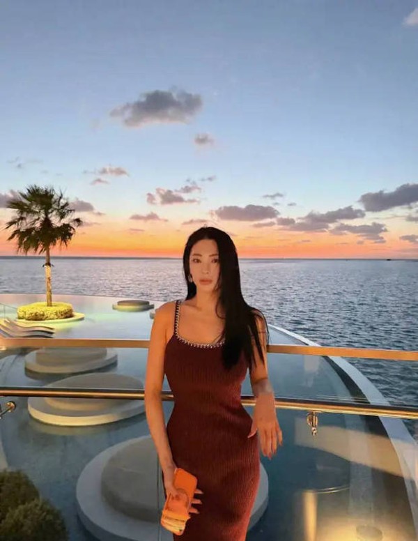 搜狐娱乐讯 12日，张雨绮晒出自己在海边度假的照片，穿着一袭紧身包臀裙，将自己的曼妙曲线展现得淋漓尽致！