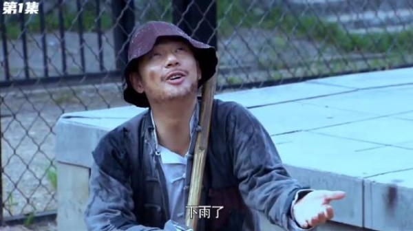 男人为了完成任务,扮成傻子混进监狱