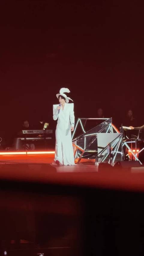 刘宇宁演唱会后台复盘舞台表现，自我提升显敬业