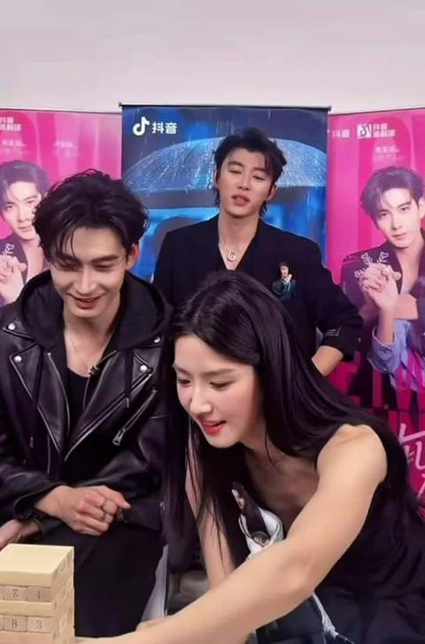 代旭见卢昱晓走光迅速拉回并转头