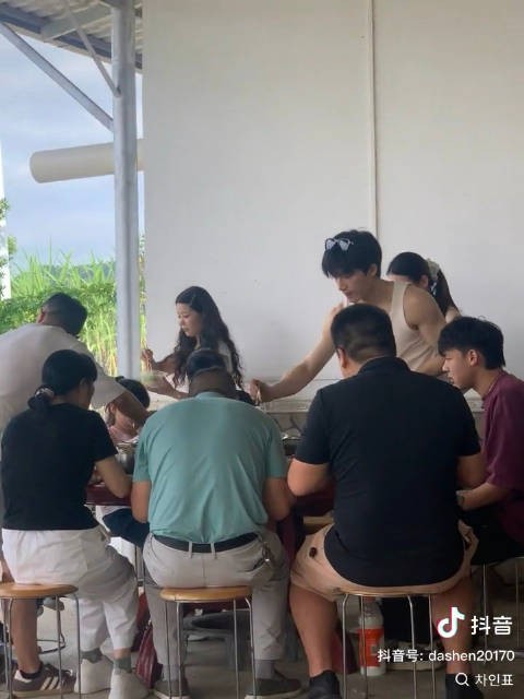 老孩好接地气啊每次被拍都这么朴实