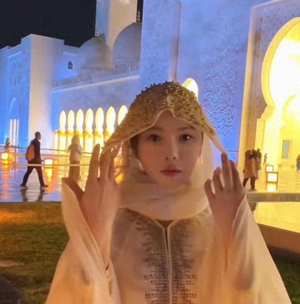 伊能静参观清真寺，包着头巾不敢大声说话，秦昊把她拍得像130斤