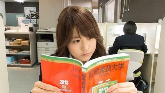 辣妹准备最后的考试,她非常感谢自己的补习老师