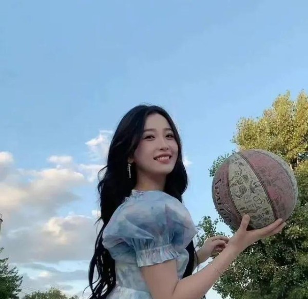 虞书欣：从豪门走出的娱乐圈新星