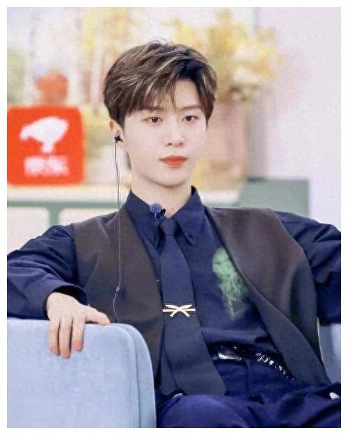 谦逊有礼，赢得认可 实力演绎，辉煌铸就 成为娱乐圈璀璨新星