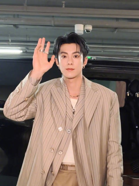 王鹤棣现身三里屯路易威登之家，下车瞬间气场全开