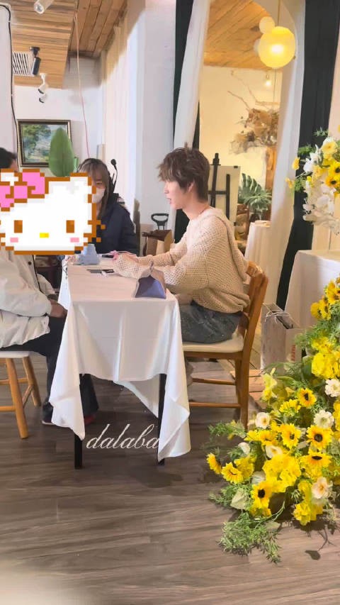 成功逗笑亚飞猫咪