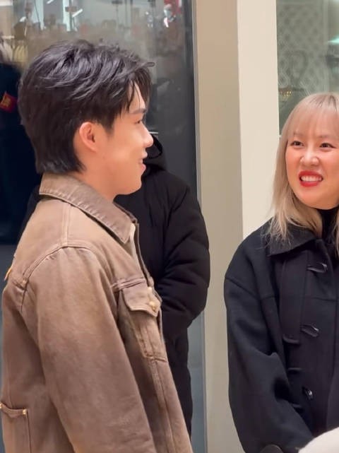 网友偶遇明星外滩活动，近距离拍摄状态佳