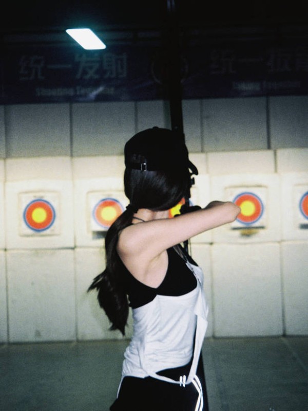 搜狐娱乐讯 日前,娜扎工作室分享了娜扎的射箭日常,照片里娜扎穿着黑色背心射箭,又A又飒。