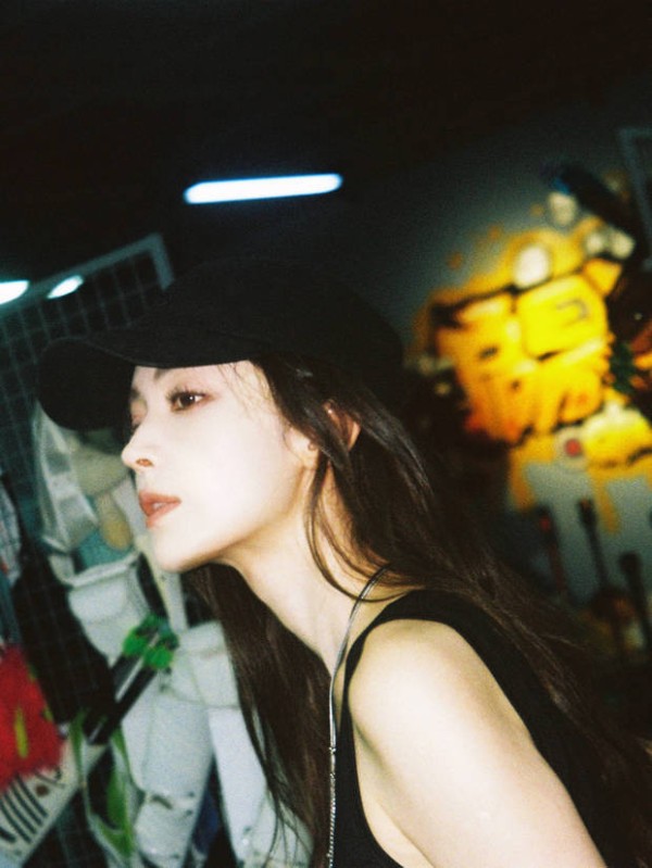 娜扎肌肤白皙,侧脸好精致。