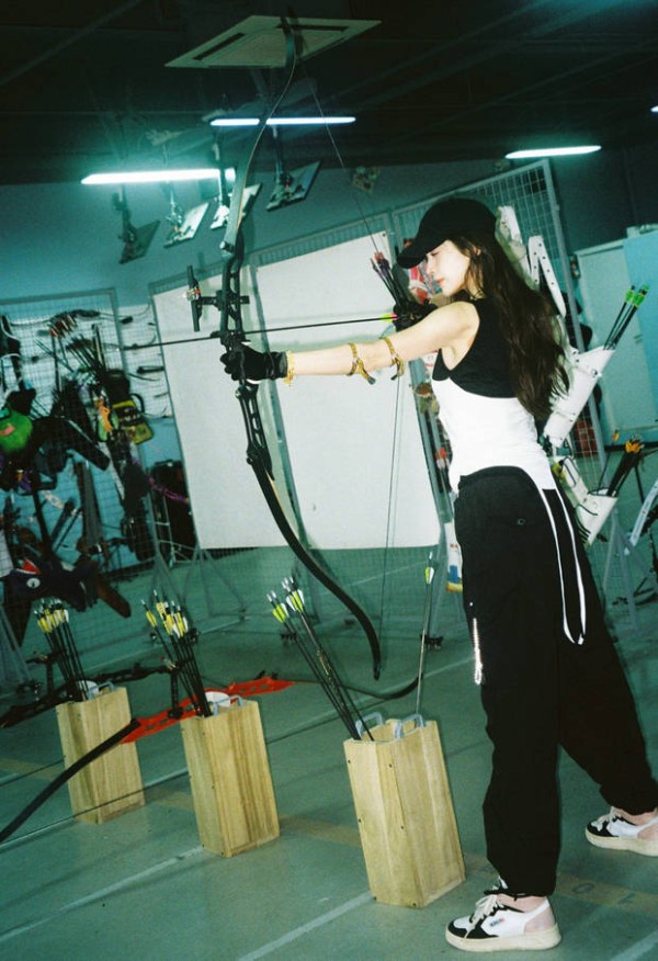 娜扎又酷又飒。