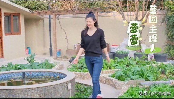 46岁童蕾近况曝光！老公被判刑欠下1.4亿债务，带女儿回农村生活