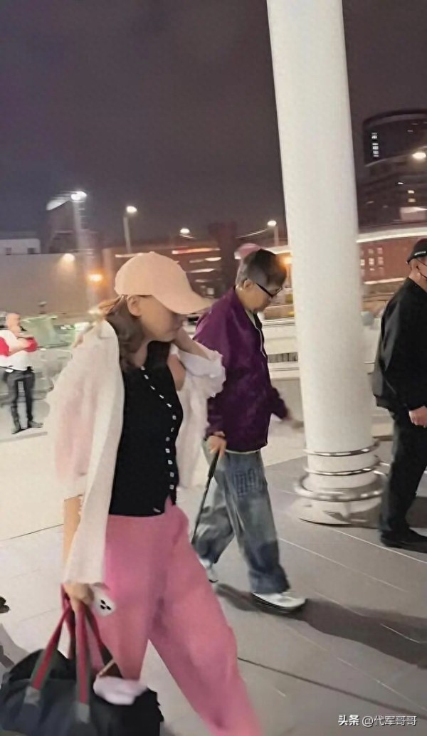 60岁谷德昭近况曝光！身体暴瘦需要拄拐，比他小16岁女友却似少女