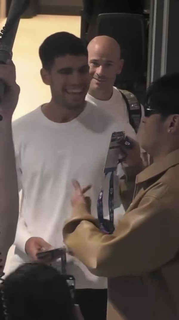 澳网后台,阿尔卡拉斯和周杰伦打招呼,我杰哥是在炫耀他参赛选手的身份吗