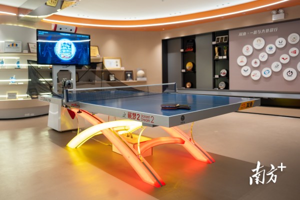 双鱼体育的自动发球机。