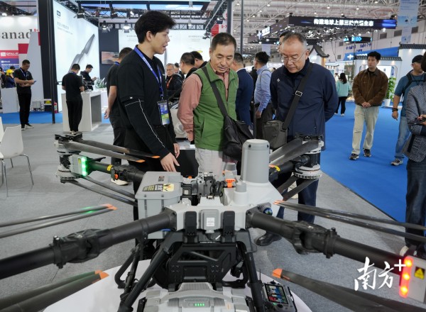 大疆农用无人机。